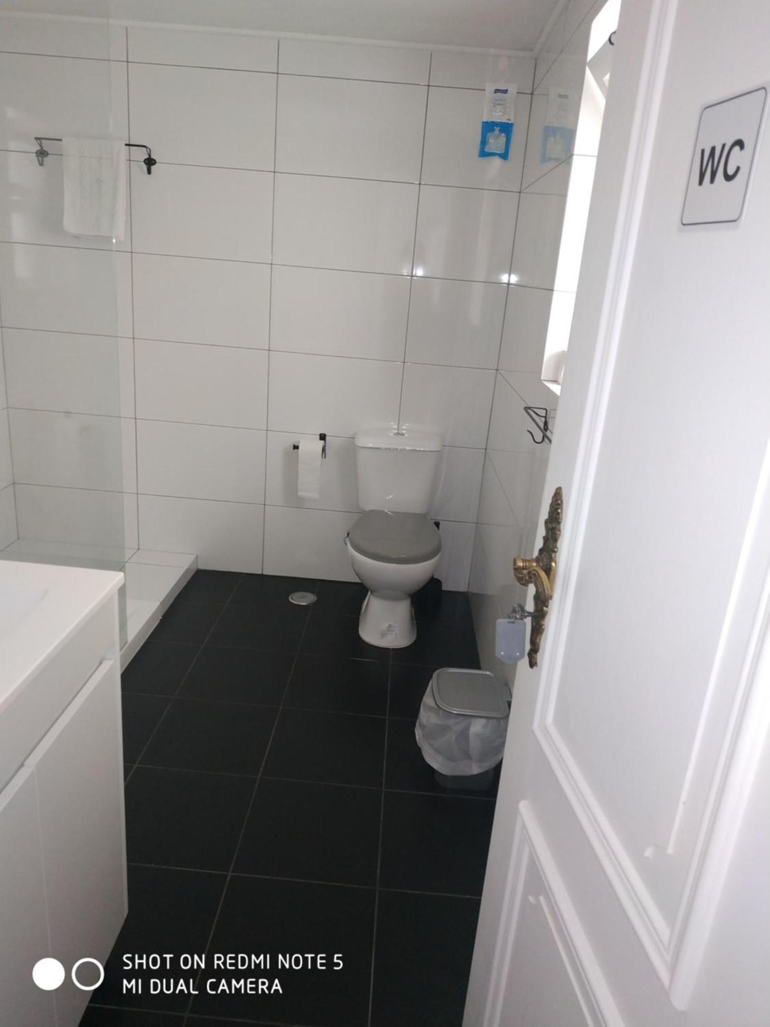 Twin Room Private External Bathroom,1500582406:JPEG