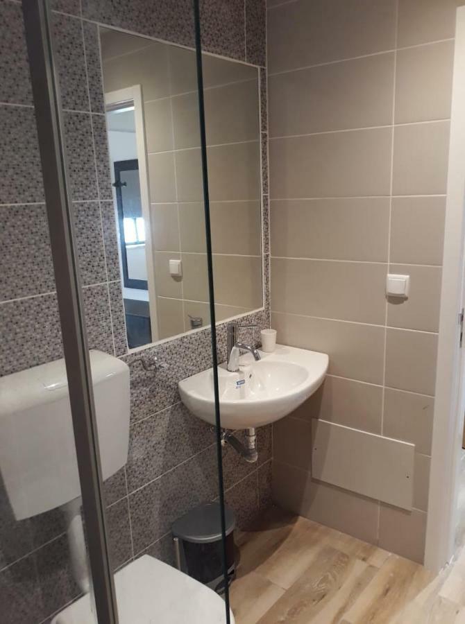 Deluxe Double Room Shower