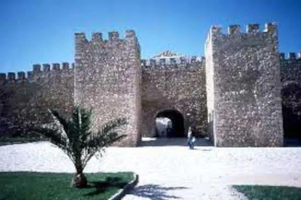 Casa Andreia, Close To Everything-1