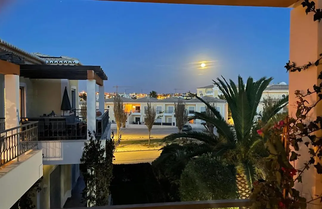 Amazing 2 Bedroom Apartment Near Beach With Pool-1