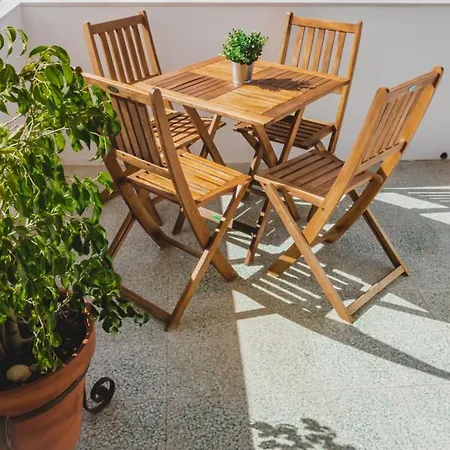 Lovely & Bright Renovated Apt. W/ Balcony In Lagos-3