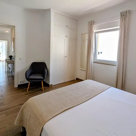 Lovely & Bright Renovated Apt. W/ Balcony In Lagos-2